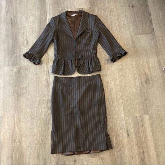 Louis Verdad Brown Pin Stripe 2 Piece Suit XS Top S Skirt EUC - Picture 1 of 10